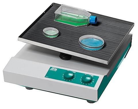 Wippschüttler mit Petrischalen und Laborflasche WS10 von Bühler.