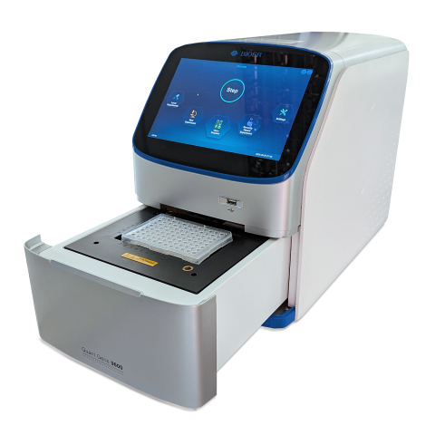 QuantGene-9600 Real-Time Cycler mit geöffneter Blockschublade.